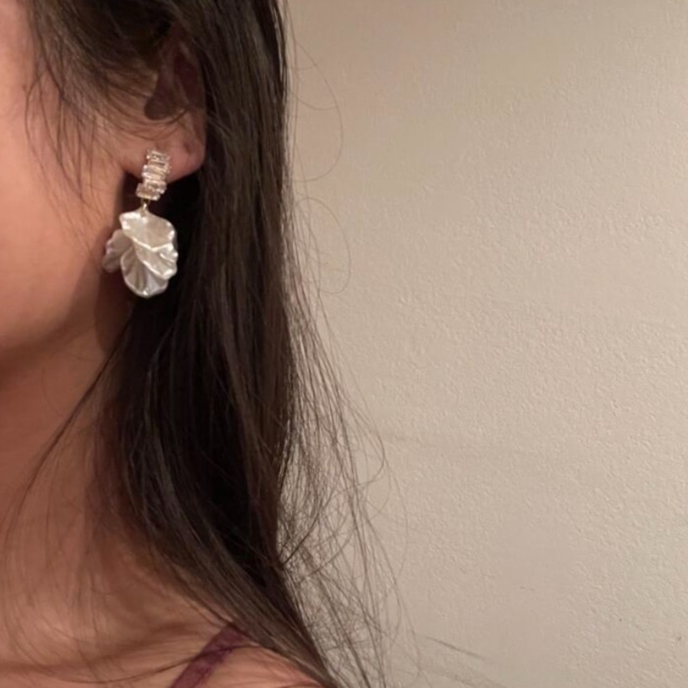 BRAND NEW🤍 French Vintage Style Pearl Rhinestone Earrings with Flower Pendant - Picture 5 of 6
